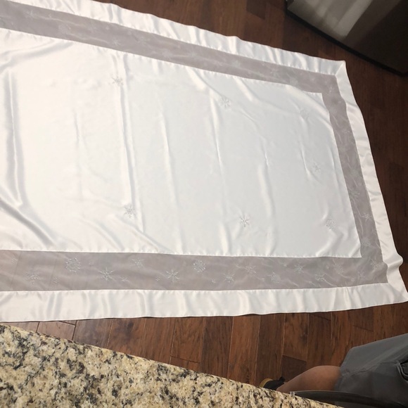 Snowflake Table Cloth - Picture 3 of 6